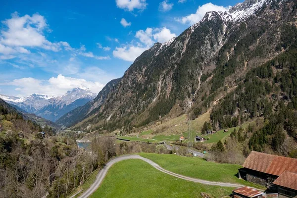 Een Schilderachtig Uitzicht Een Vallei Met Een Houten Huis Zwitserland — Stockfoto