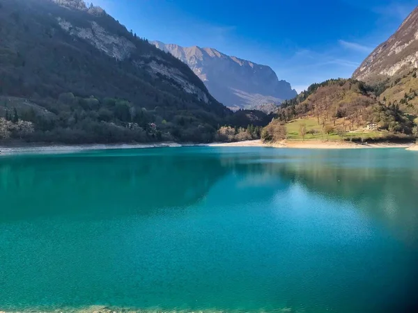 Kırsal Kesimdeki Bir Birikintisinin Manzarası Güneşli Havalarda Arka Planda Dağlar — Stok fotoğraf