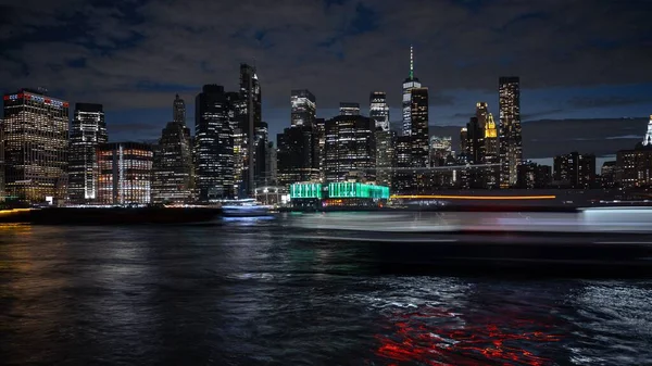 Flygbild Över Stadsbilden Brooklyn Omgiven Byggnader Nära Havet Natten — Stockfoto