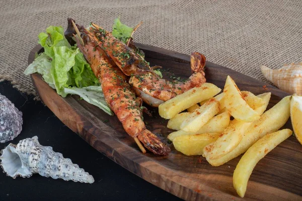 Closeup Fried Caridean Shrimp Potatoes Wooden Plate — Stock Photo, Image