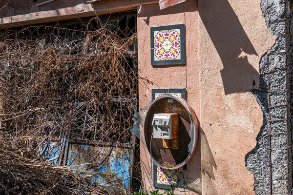 Uma Antiga Parede Casa Abandonada Com Azulejos Ornamentais Escudo Elétrico — Fotografia de Stock