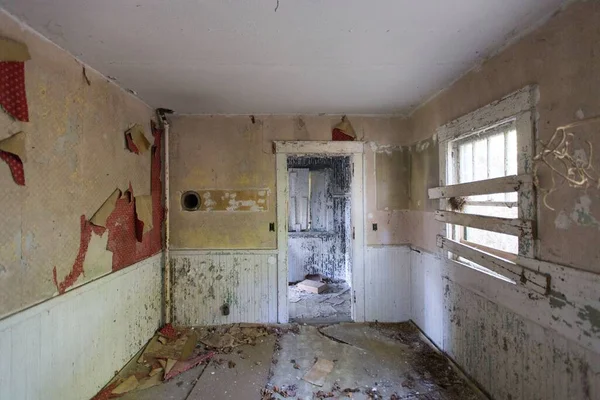 Terk edilmiş ve harap olmuş bir bina.