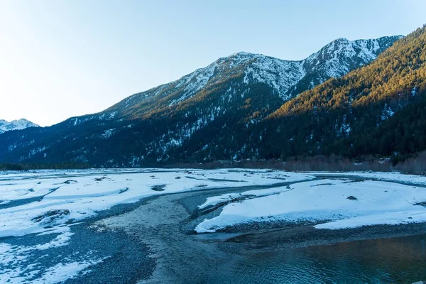 Una Vista Panorámica Lago Congelado Que Refleja Bosques Orilla Montañas —  Fotos de Stock
