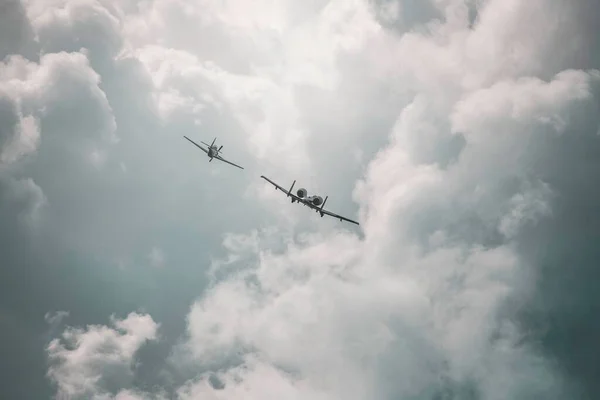 Una Vista Panorámica Aviones Volando Fondo Nublado Del Cielo —  Fotos de Stock