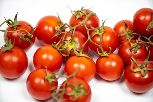 Eine Nahaufnahme Von Kirschtomaten Isoliert Auf Weißem Hintergrund — Stockfoto