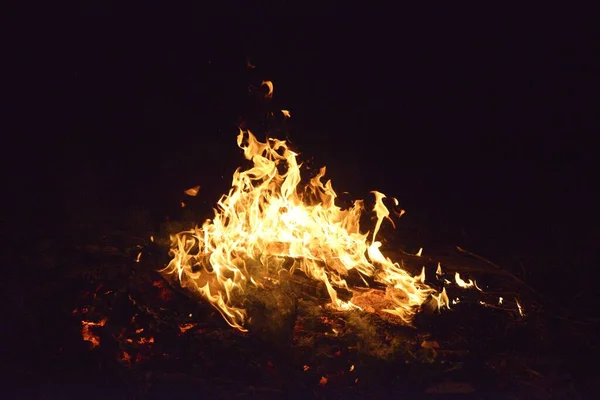 Een Kampvuur Met Vlammen Duisternis — Stockfoto