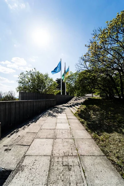 Uma Vista Vertical Das Bandeiras Acenando Vento Parque Pecs Hungria — Fotografia de Stock