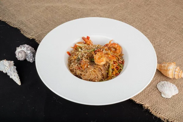 Plato Fideos Fritos Con Verduras Camarones Rematado Con Semillas Sésamo —  Fotos de Stock