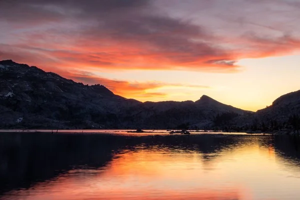 Une Montagne Avec Lac Sous Ciel Nuageux Coucher Soleil — Photo