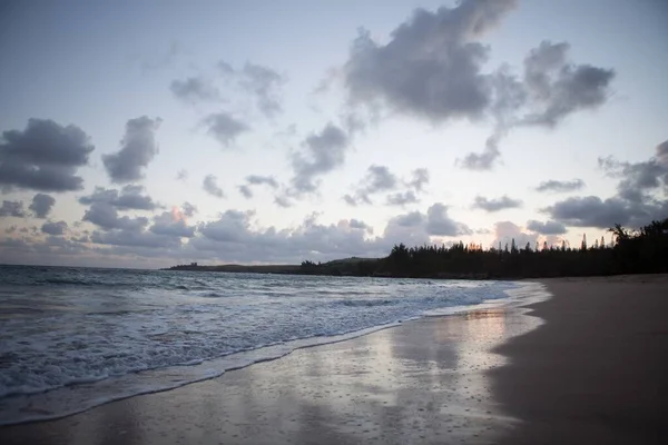 Pintoresco Plano Una Playa Vacía Durante Crepúsculo —  Fotos de Stock