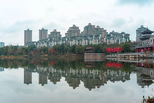 Der Schöne Blick Auf Einen See Mit Chinesischem Pavillon Ufer — Stockfoto