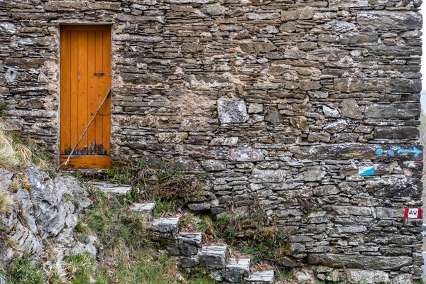 Wooden Door Wall Uneven Bricks Stairs — Stock Photo, Image