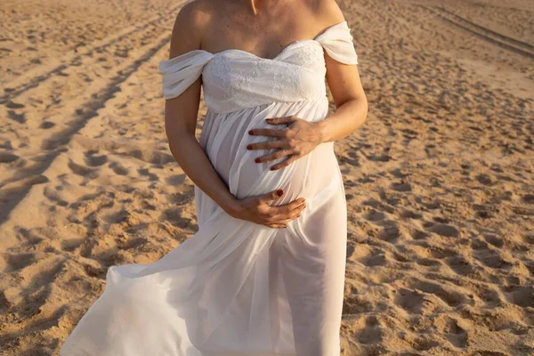 Beyaz Elbiseli Hamile Bir Kadının Yakın Plan Fotoğrafı — Stok fotoğraf