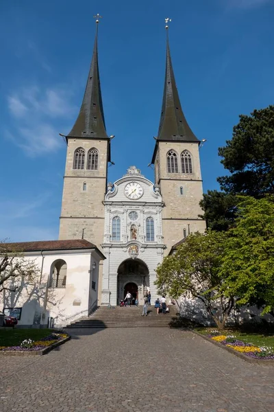 Colpo Verticale Esterno Della Chiesa San Leodegar Lucerna Svizzera — Foto Stock