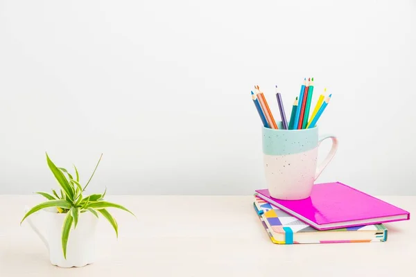 Een Nette Werkplaats Met Notitieboekjes Een Kopje Met Kleurrijke Potloden — Stockfoto