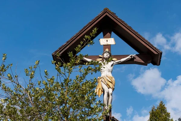 Belo Tiro Figura Esculpida Jesus Cristo Cruz Madeira Com Telhado — Fotografia de Stock