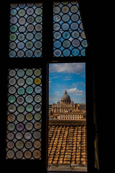 Vatikáni Katedrális Ablaküvegen Keresztül — Stock Fotó