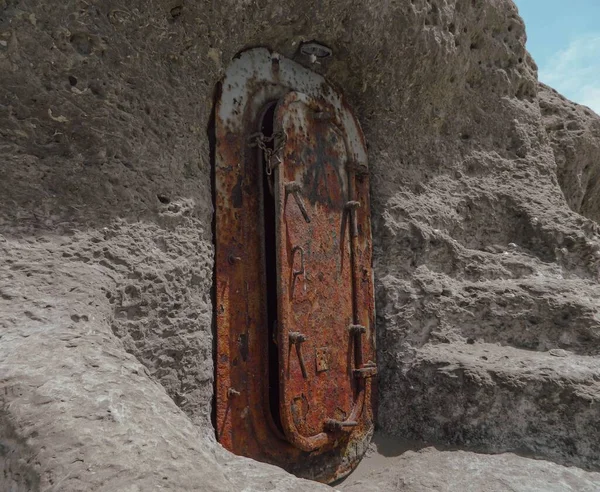 Μια Παλιά Κλειδωμένη Σκουριασμένη Πόρτα Μια Σπηλιά — Φωτογραφία Αρχείου