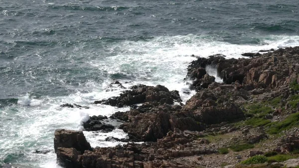 阳光灿烂的日子里海浪在岩石海滩上碰撞的风景 — 图库照片