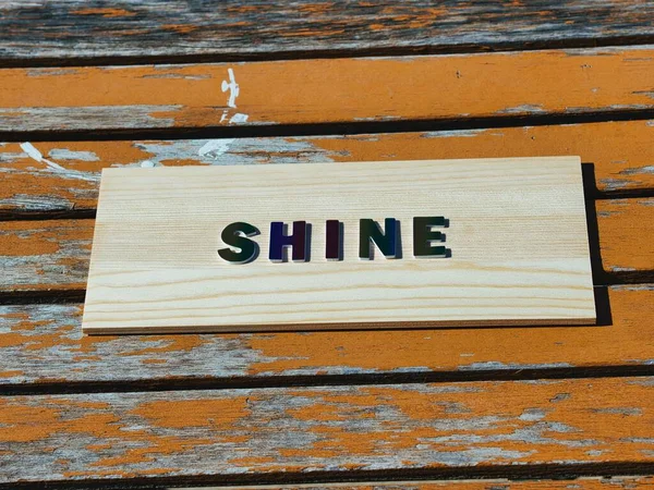 Palabra Shine Letras Color Arco Iris Una Vieja Mesa Rústica — Foto de Stock