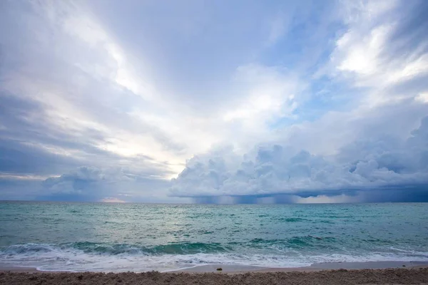 多云的日子里美丽的海滩风景 — 图库照片