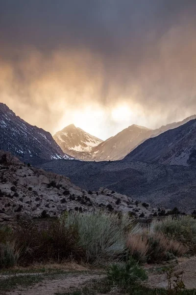 薄暗い日の日没の間に山脈の垂直ショット — ストック写真