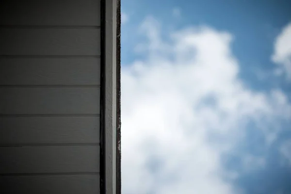 Den Suddiga Blå Molniga Himlen Bakom Fönstret — Stockfoto