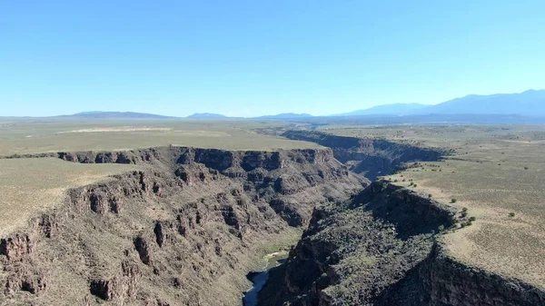 Uma Vista Aérea Penhascos Rochosos Sobre Gorge River — Fotografia de Stock