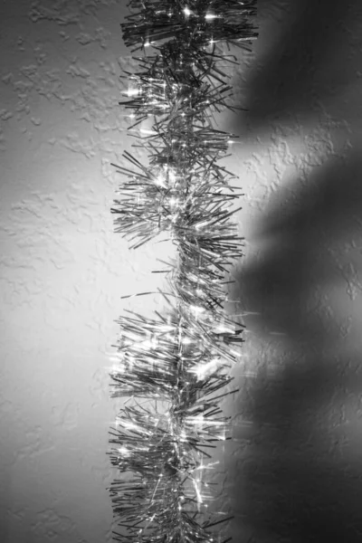 Tinsel Argent Brillant Contre Mur Blanc Fond — Photo