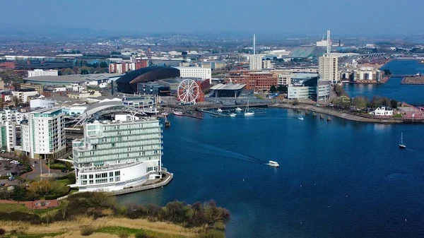 Een Eiland Met Een Haven Omgeven Door Een Brede Blauwe — Stockfoto