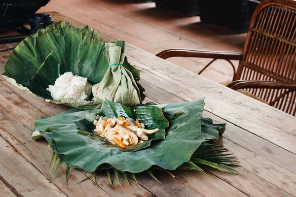 Kambodžské Jídlo Sebou Zabalené Ekologickém Lotus Leaf Packaging — Stock fotografie