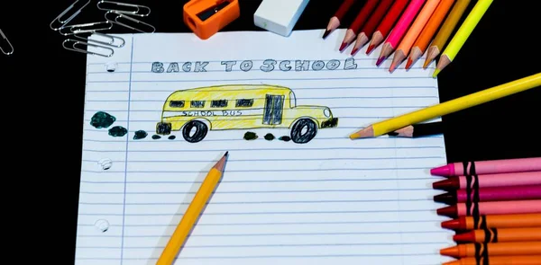 Lettere Rientro Scuola Con Diversi Materiali Scolastici Disegno Dello Scuolabus — Foto Stock