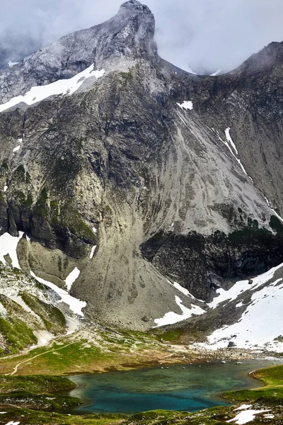 Vertical Shot Small Lake Foot High Alps Covered Clouds — Stock Photo, Image