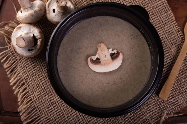 一碗美味的奶油汤和一对新鲜的蘑菇的顶部视图 — 图库照片
