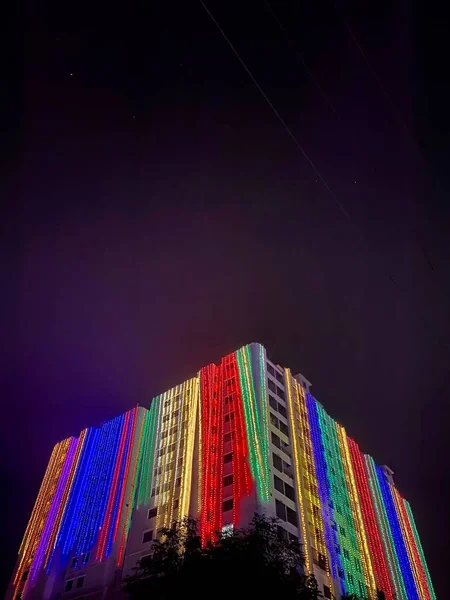 Een Lage Hoek Van Een Gebouw Met Kleurrijke Lichten — Stockfoto