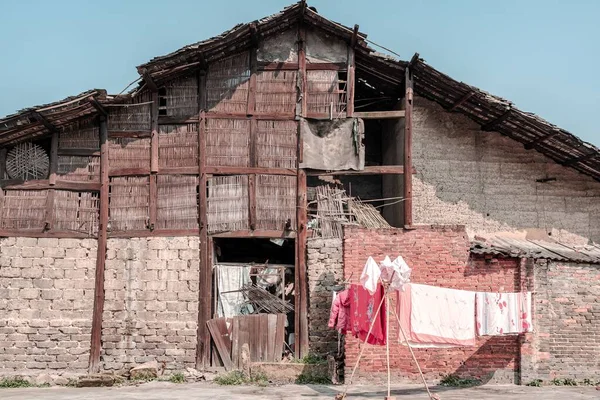 Een Half Verwoest Oud Huis Met Een Wasserette Buurt — Stockfoto