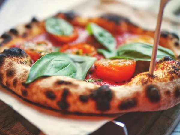Detailní Záběr Italské Pizzy Dřevěném Pozadí — Stock fotografie