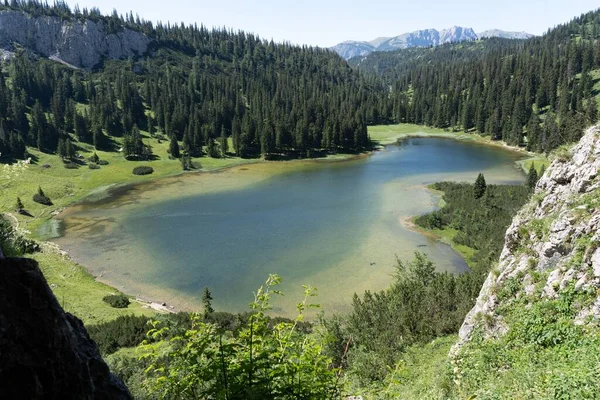 Malebný Výhled Jezero Obklopené Zelení Horami Slunečného Dne — Stock fotografie