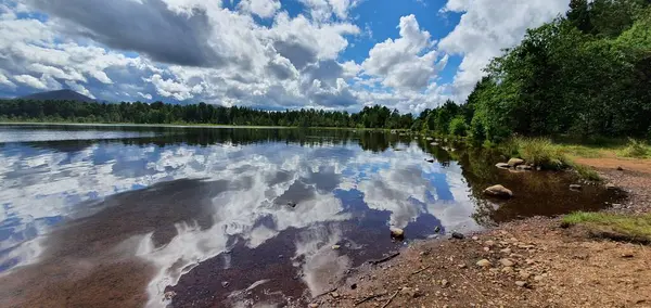 雲の反射で湖の魅惑的な景色 — ストック写真