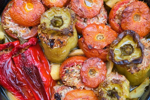 Grekisk Mat Och Dricka Skål Fyllda Tomater Och Paprika Eller — Stockfoto