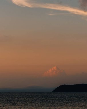Gün batımında bulutlarla birlikte denizin dikey görüntüsü..