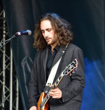 Indie grubu Two Weeks in Nashville Park 'taki Pub in the Park festivalinde, Victoria Park, Bath, İngiltere. 18 Haziran 2022.