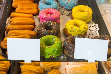 Şekerlemeler, kremalı pasta, konsantre süt ve donutlar lezzetli bir pastanede tezgahta..