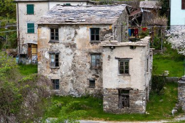 Pencereleri kırık, terk edilmiş bir binanın yüksek açılı görüntüsü.