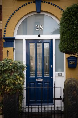 Bir yerleşim yerinin mavi kapısının dikey görüntüsü.