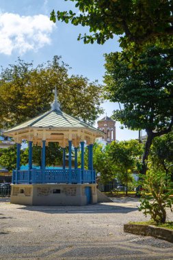 Parkın ortasında mavi bir çardak.