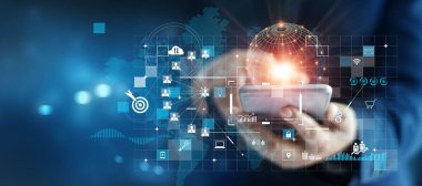 Akıllı telefon kullanarak küresel ağa bağlanan bir işadamı - satış veri alışverişi - iş hedefleri