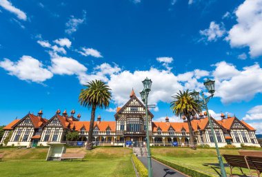 Rotorua 'da tarihi bir binanın güzel bir manzarası.