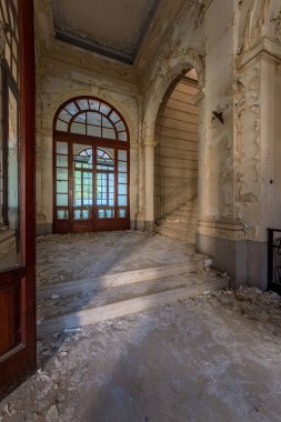 Terk edilmiş bir hastanede merdivenin dikey görüntüsü. Sanatoryo Milano 'yu Garbaget Etti