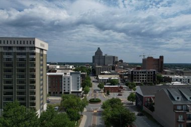 Greensboro, Kuzey Carolina 'da bulutlu bir gökyüzünün altındaki Jefferson Pilot binasının manzarası.